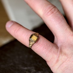 LOVELY SMALL ANTIQUE VICTORIAN ENGLISH 9K GOLD ORNATE LOCKET RING c1870
