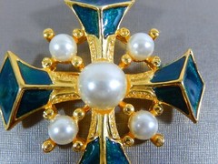 VTG MALTESE CROSS IRON CROSS GLAZE ENAMEL FAUX PEARL GOLD TONE BROOCH MINTY!