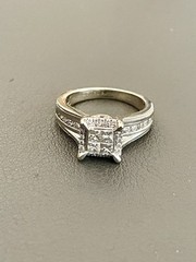 14KT White Gold 0.68CTW Diamond Engagement Ring . Size 5.25 )B67)