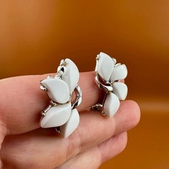 Vintage Thermoset Climber Earrings Silver Tone White Flower Petals Retro Mod
