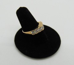 14kt Gold Ring 3.9 Grams 7 Diamonds .33cttw Size 8