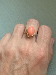 Vintage 14k gold and Solitaire Cabachon “Angel Skin” coral ring 7 -1/4