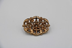 Small Wooden Jewelry box with 10 assorted vintage brooches