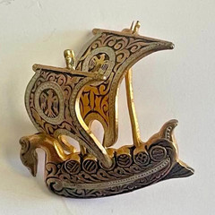 VINTAGE VIKING DAMASCENE SHIP GOLD TONE BROOCH MALTESE SPAIN 1″ X 1″