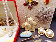 VINTAGE JEWELRY LOT Many Signed Necklaces Brooches Earrings & Bracelets (L2)