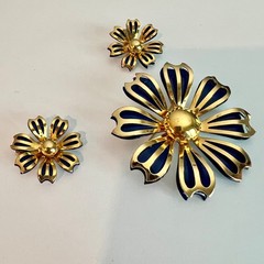 Large Vtg 1960s Gold Tone Navy Blue Enamel Flower Brooch Pin Earrings Set NICE!!