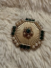 Vintage Gold Tone Sunburst Faux Pearl Emerald Green Rhinestone Brooch Pin