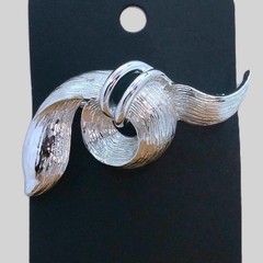 Vintage Lisner Textured Brooch Swirl Bow Pin Brushed Silver Tone MCM Ribbon