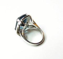 VINTAGE WOMENS 18KT HGE BLUE STONE SILVER TONE RING SZ 7 TOP 21mm WIDE
