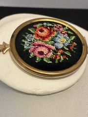 Vintage 1977 Avon Floralpoint Needlepoint Locket Compact Pendant Gold Tone 2″