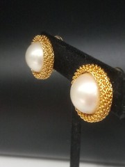 1980s Gold Tone Mesh Frame Faux Mabe Pearl Button Clip-on Earrings