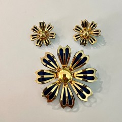 Large Vtg 1960s Gold Tone Navy Blue Enamel Flower Brooch Pin Earrings Set NICE!!