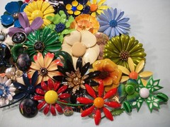 ViNTaGE 44 PiEcE MeTaL ENaMeL FLoWeR (33 PiN/10 ER/1 RiNg) LoT/CoLLecTiOn *READ*