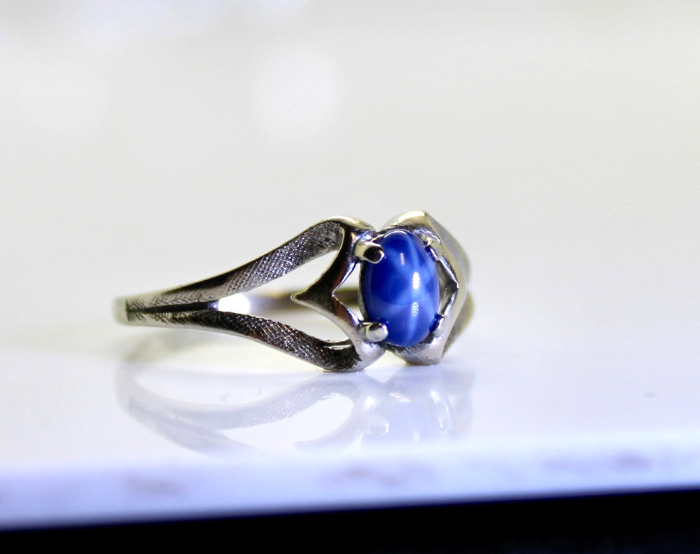 Gorgeous Unique Vintage Ladies 10K White Gold Oval Star Sapphire Ring, Size 7