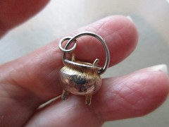 VINTAGE GOLD TONE MOVING HANDLE CAULDRON COOK COOKING POT PAN FOB CHARM PENDANT