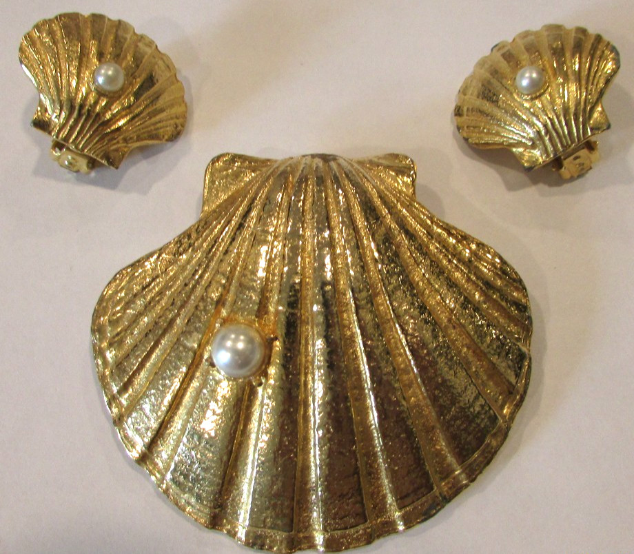 Vtg 2 pc Jewelry Set HOBE’ Large Gold Tone Shell w/Faux Pearl Pin/Pendant &ER’s