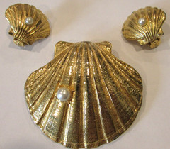 Vtg 2 pc Jewelry Set HOBE’ Large Gold Tone Shell w/Faux Pearl Pin/Pendant &ER’s