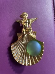 KIRKS FOLLY ANGEL FAIRY SITTING ON SEA SHELL GREEN BROOCH PENDANT GORGEOUS