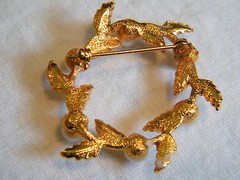 Beautiful Brooch Pin Gold Tone Leaf Wreath Faux Pearl Beads 1 7/8 Inch CUTE