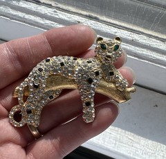 Vintage Rhinestone Leopard Big Cat Green Eyes Gold Tone Grannycore Brooch Pin