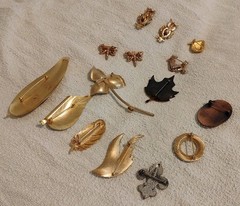 Lot of 15 Vintage Beauty/Fashion Mostly Goldtone Brooches 1960s – 1980s READ