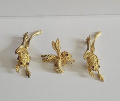 Les Bernard Sterling Gold Tone Brooch Pin Lot 2 x Frog 1 Bee Rhinestone Eyes