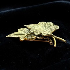 Vintage Ivy Leaf Brooch Pin Goldtone Filigree Etched Detail Garden Fairy MCM 2”
