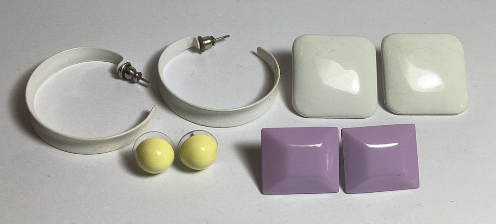 VINTAGE 4 PAIR MIXED LOT OF ENAMELED PIERCED EARRINGS WHITE LAVENDER YELLOW NICE