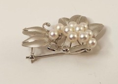 Vintage Sterling Silver Akoya cultured pearl brooch 1950 – 1960. Signed