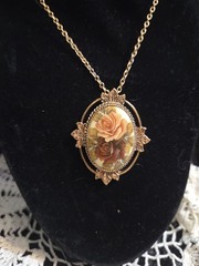 Vtg Sarah Coventry 1977 Rose Marie Cameo Rose Pendant Goldtone 23” Necklace P45