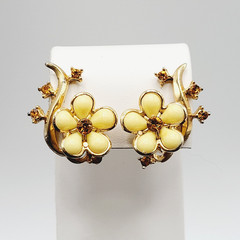 Pale Yellow Thermoset Flower w Orange Rhinestone Gold Tone Clip On Vtg Earrings