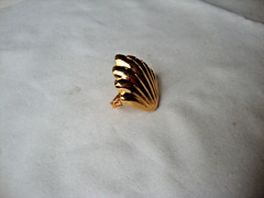 VTG 1970s SCALLOPED SEASHELL GOLD TONE HINGED W/ SAFETY CATCH DRESS/SCARF CLIP