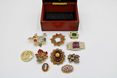 Small Wooden Jewelry box with 10 assorted vintage brooches
