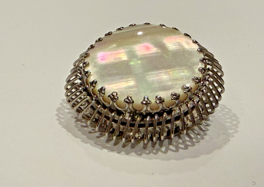 MOTHER OF PEARL SHELL SILVER ART DECO VINTAGE 1.25″ ROUND BROOCH PIN “C” CLASP