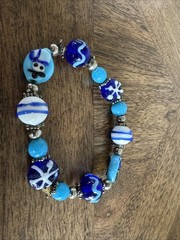 CHRISTMAS THEMED LAMPWORK ART GLASS BEAD STRETCH BRACELET