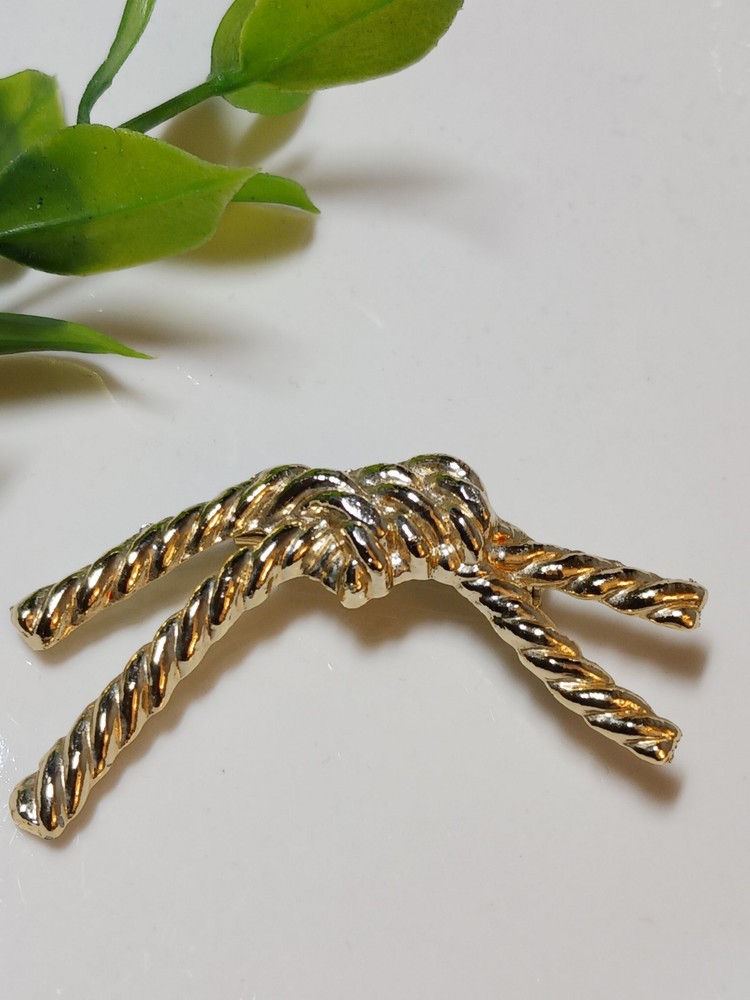 Vintage Gold-Tone Rope Knot Brooch.