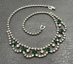 Vintage Art Deco Green Faux Emerald Crystal Rhinestone Bib Necklace Scalloped