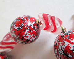 FIREWORKS! Vintage MidCentury Red Striped Spackled Plastic LUCITE BEADS NECKLACE