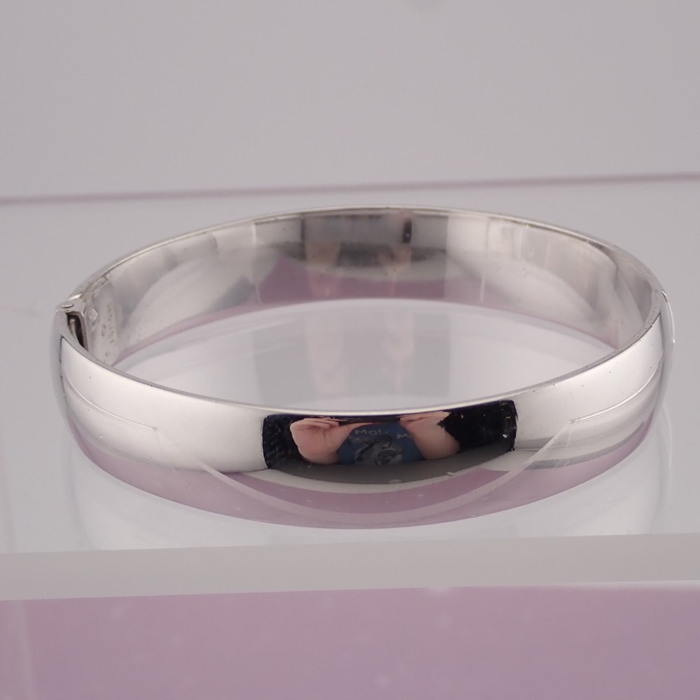 Vintage Shiny Monet Silver Tone 6 1/2″ Hinged Tension 10mm Bangle Bracelet