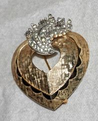 Gorgeous! Signed JOMAZ Pave Golden Heart Brooch