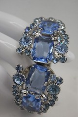 VINTAGE JULIANA SKY BLUE GLASS STONE RHINESTONE SILVER TONE HINGE BRACELET