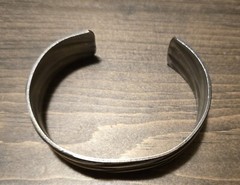 VINTAGE CUFF BRACLET MEASURES APPROX 3.2 INCHES ACROSS AND 1 INCH WIDE
