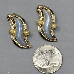 VTG Dangle Drop Earrings Clip On Blue Acrylic Faux Mini Pearl Gold Tone Wavy