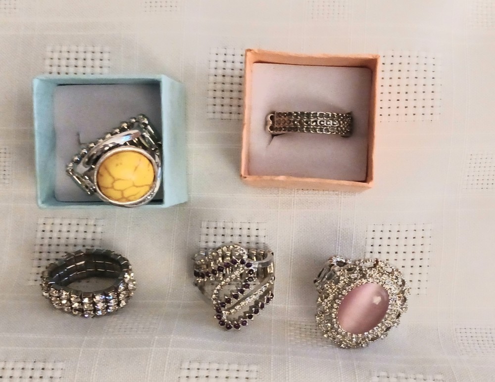Jewelry lot 5 beautiful rings SIZE Stretchable 6 to 8 CZ Marcasite Rhinestone