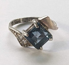 Vintage ring sterling silver 925 Size 8.5 Weight 3.29 g. Blue gem. Gold insert.