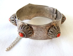 Vtg 800 Silver Ethnic Bracelet Etched Design Red Coral Pin-Pull Clasp 7.25″