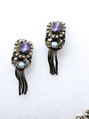 VINTAGE ANTIQUE GOLD TONE KARU BEAD CABOCHON FAUX PEARL TASSEL CLIP ON EARRINGS