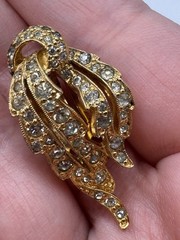 Vintage Rare Signed JOMAZ Gold Plated Diamond Rhinestone Clip Earrings LEAF des