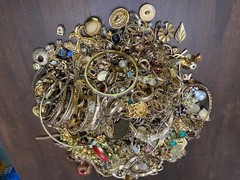 7.14 Pound Gold Tone Vintage To Modern Costume Jewelry Lot 100+ Pieces (K)