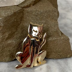 Vtg MEDITATING CAT BROOCH Kitten Jewelry Gold Tone Sleeping 80s 90s Jewelry Pin